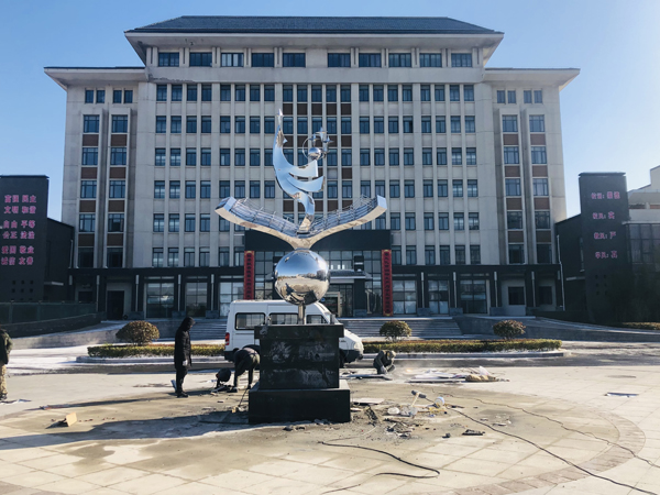 校園雕塑.jpg 校園雕塑.jpg